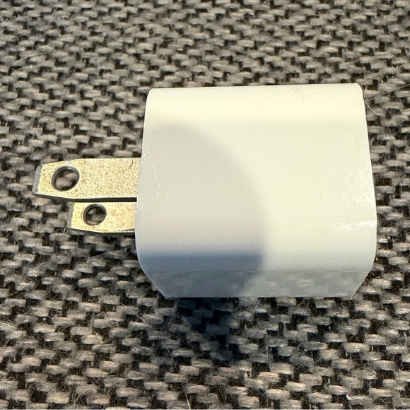 Apple 5W USB Power Adapter - Picture 2 of 8